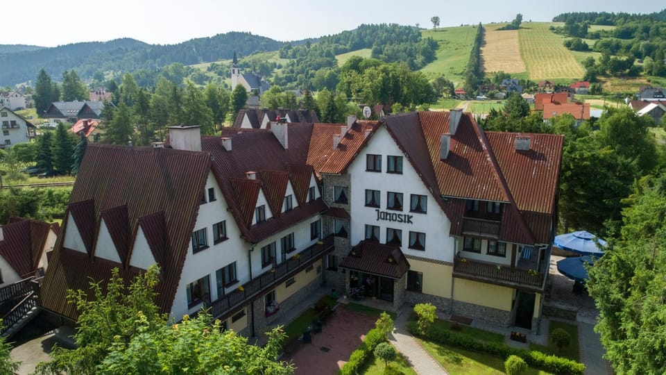 Property building, Neighbourhood, Natural landscape, Bird's eye view, Mountain view, Parking