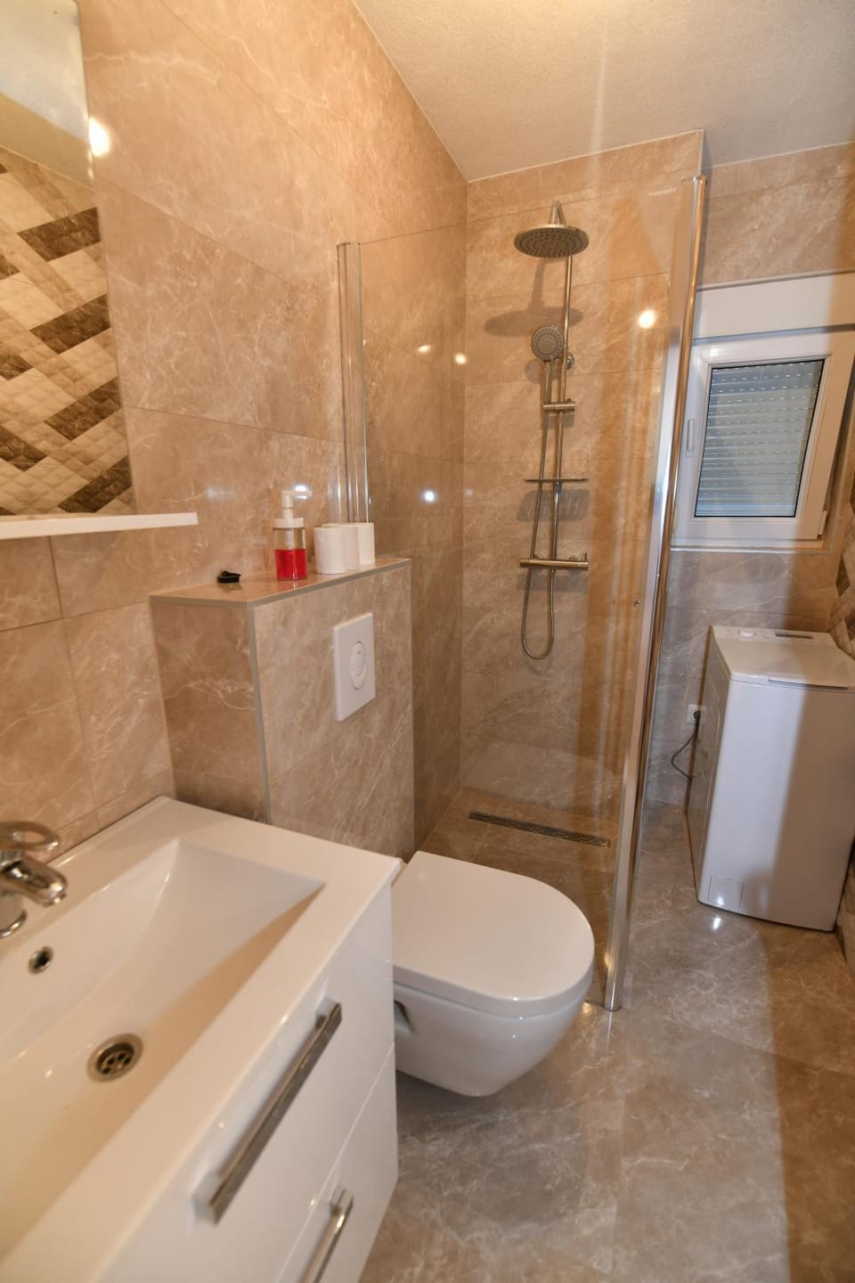 Shower, Toilet, Bathroom, towels, washing machine