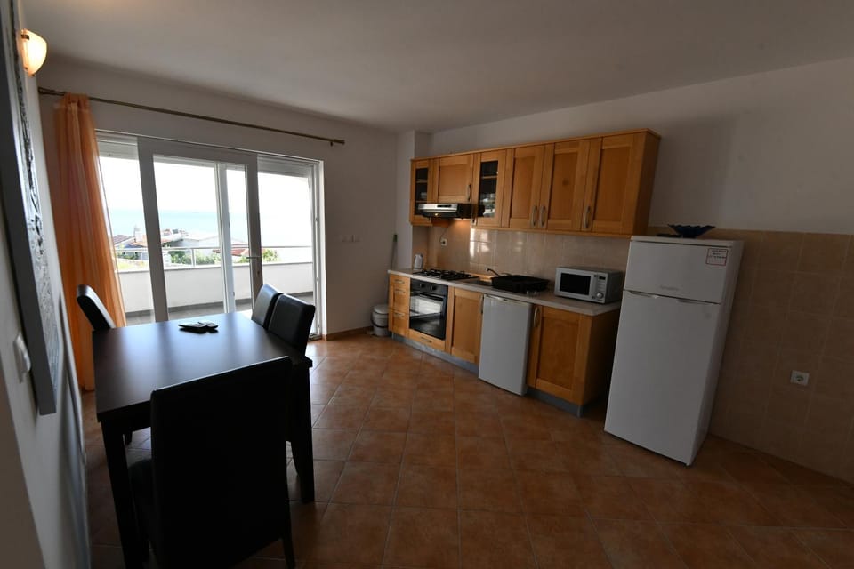 Kitchen or kitchenette, Dining area, minibar, pet friendly, stove