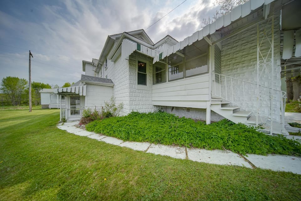 Historical Magnesia Springs Home, Near Kayaking! House in Lake Erie