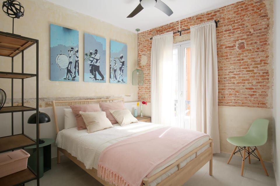 Bed, Photo of the whole room, Bedroom, fireplace