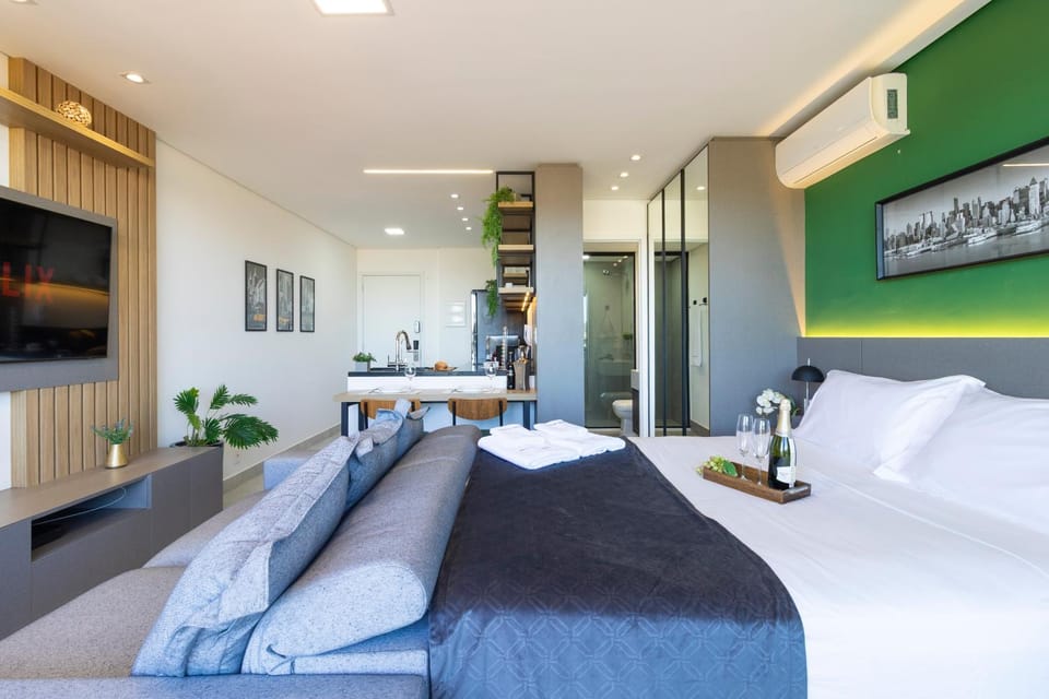 Bed, TV and multimedia, Kitchen or kitchenette, Photo of the whole room, Dining area, Bedroom, air conditioner