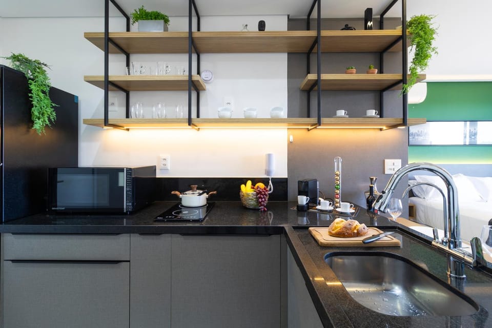 Coffee/tea facilities, Kitchen or kitchenette, stove