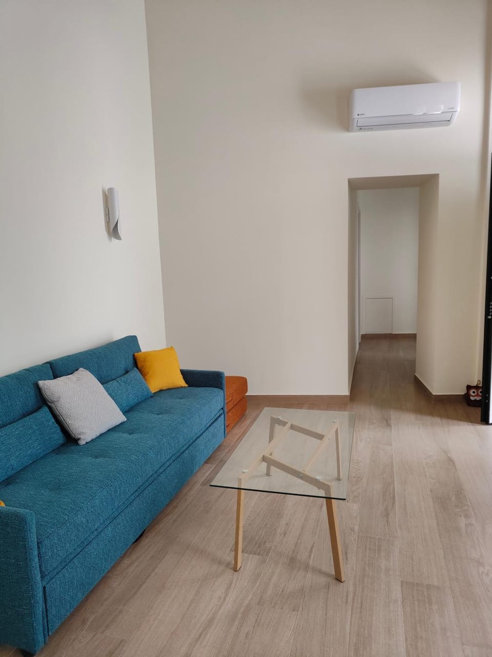 Living room, Seating area, air conditioner