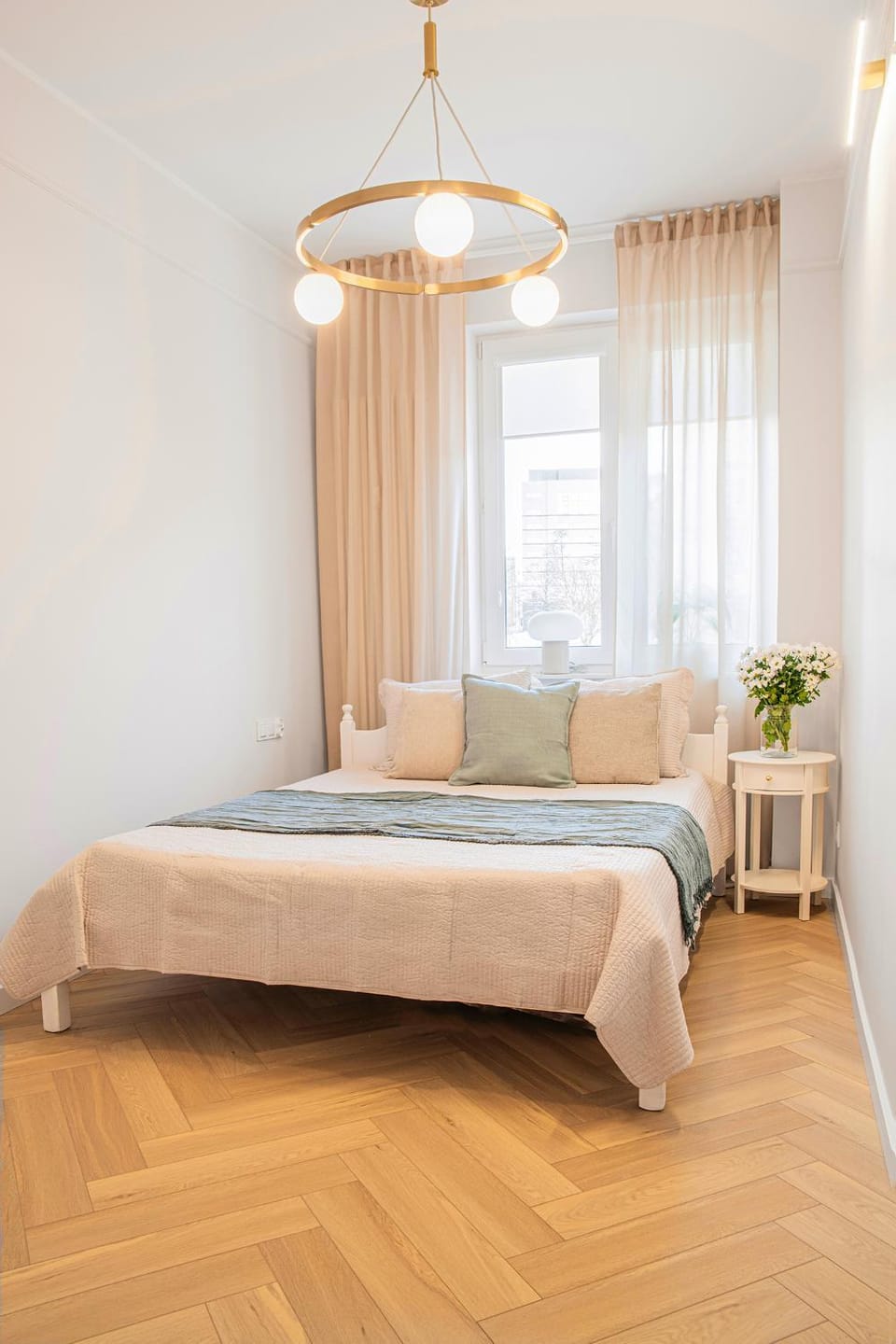 Bed, Photo of the whole room, Seating area, Bedroom