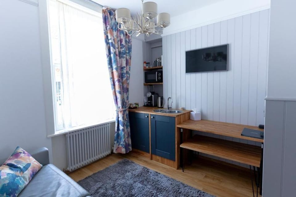 Ground floor apartment at Number 8: king bed, en-suite, lounge, kitchenette Apartment in Canterbury