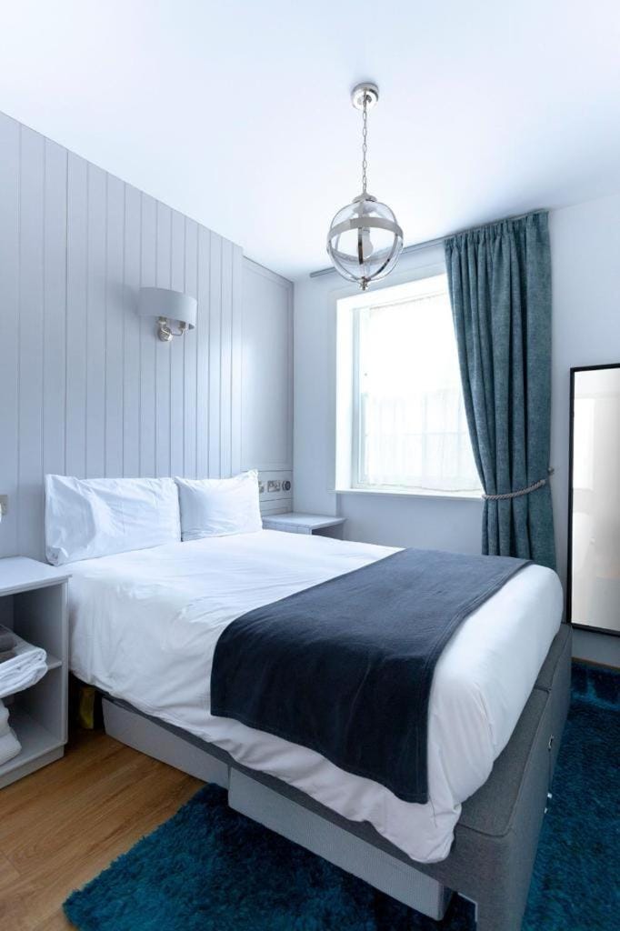 Ground floor apartment at Number 8: king bed, en-suite, lounge, kitchenette Apartment in Canterbury