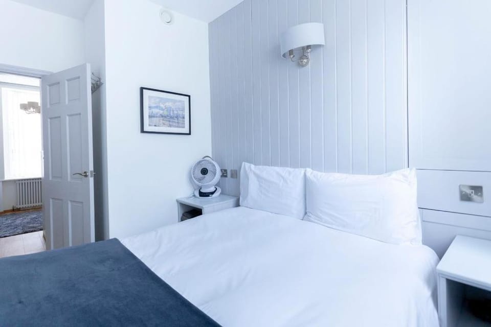 Ground floor apartment at Number 8: king bed, en-suite, lounge, kitchenette Apartment in Canterbury