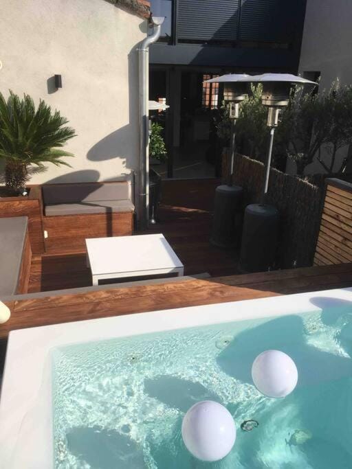 Maison contemporaine plein centre piscine &jacuzzi Villa in Toulouse
