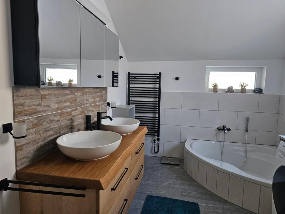 Bathroom, Bath, towels