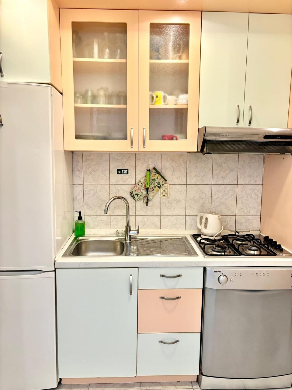 Kitchen or kitchenette, dishwasher, oven