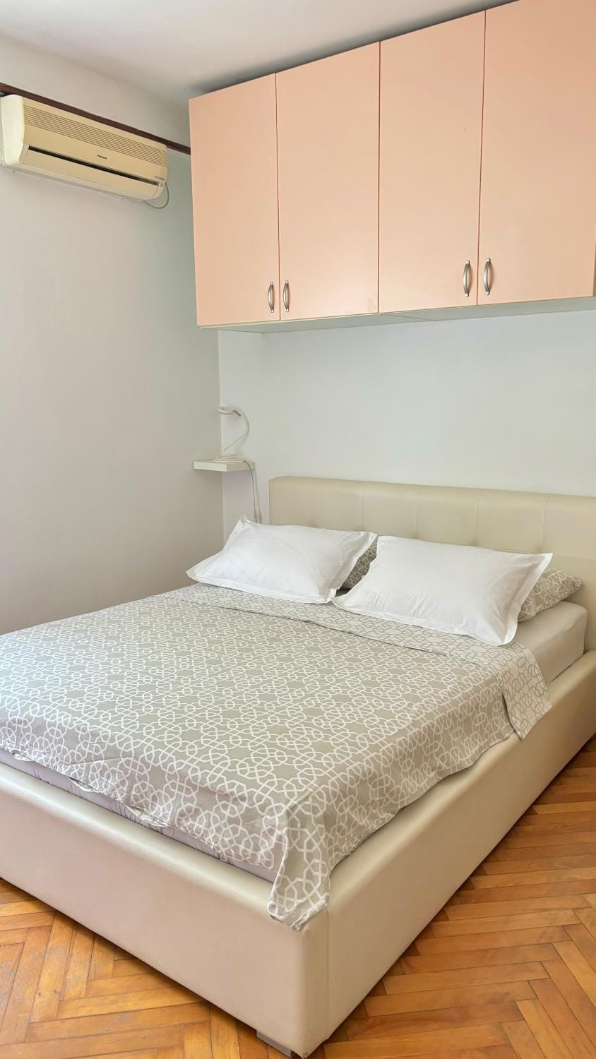 Bed, air conditioner