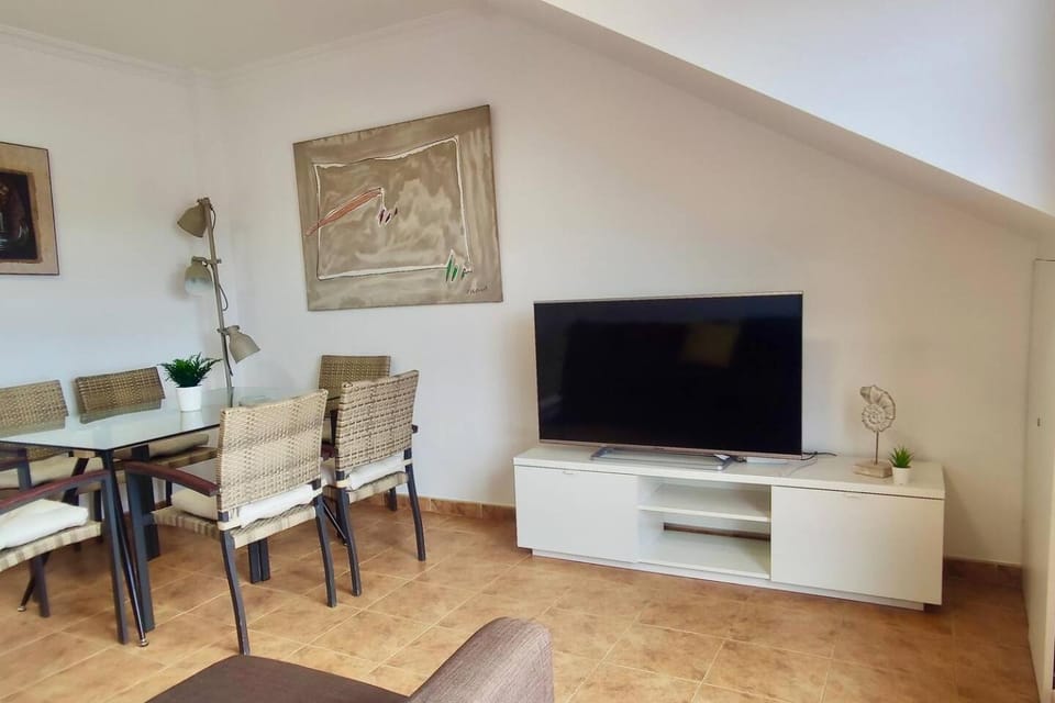 Communal lounge/ TV room, TV and multimedia, Living room, Seating area, Dining area