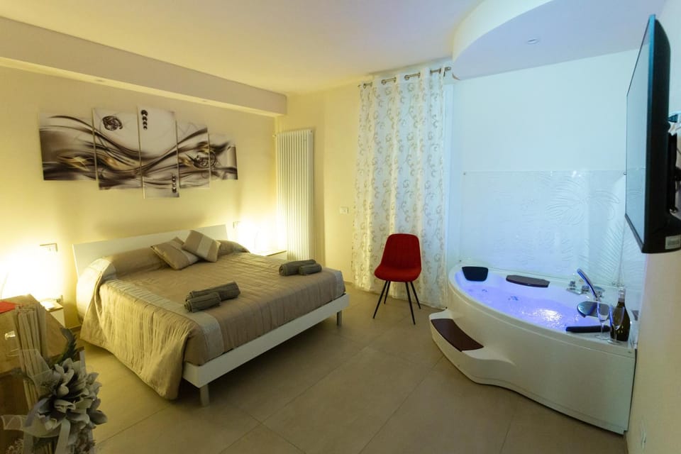 Bed, Hot Tub, Bathroom, TV and multimedia, Photo of the whole room, Bedroom, Bath, towels