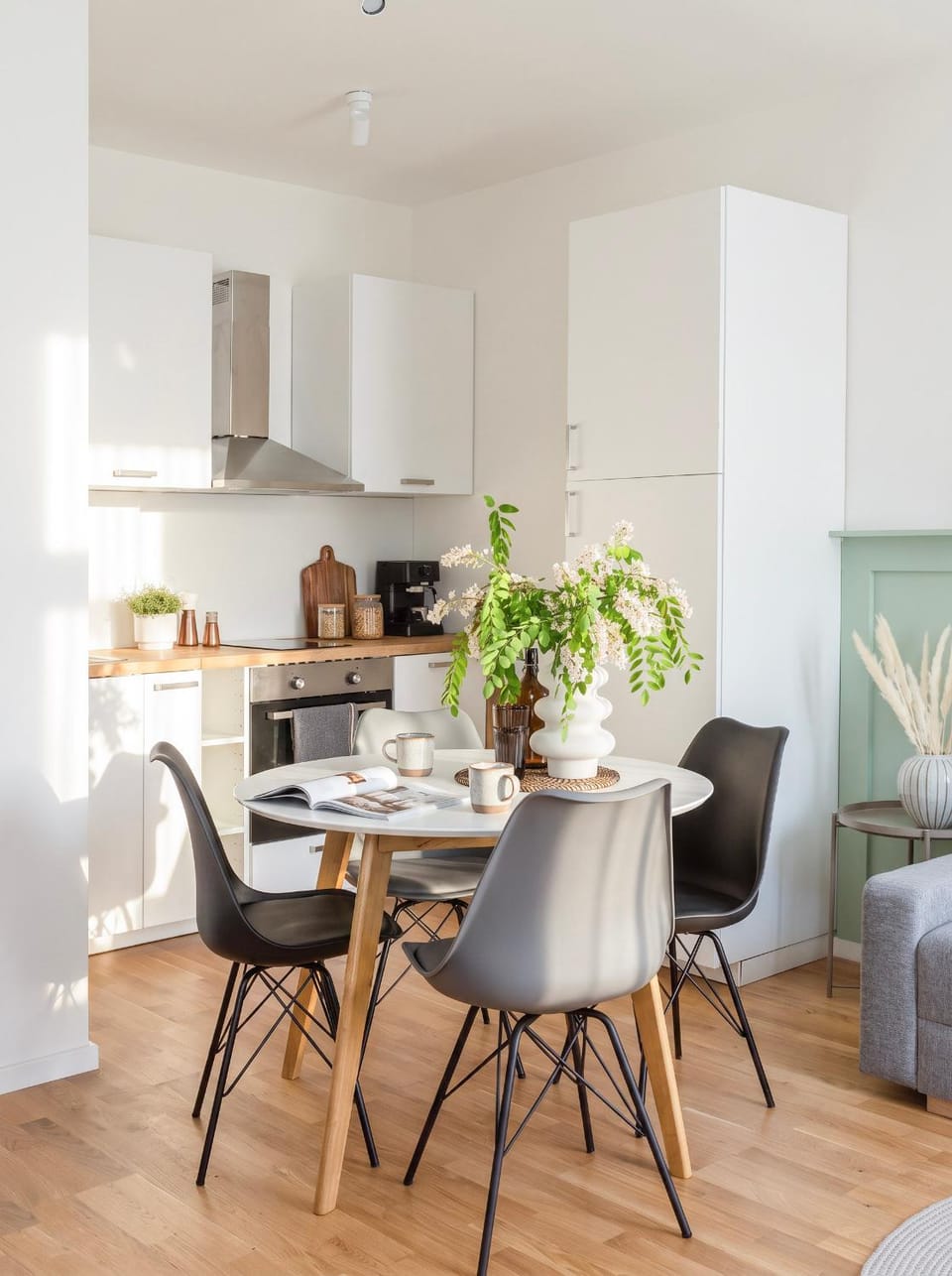 Kitchen or kitchenette, Seating area, Dining area