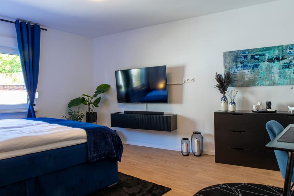 Bed, TV and multimedia, Bedroom, hair dresser