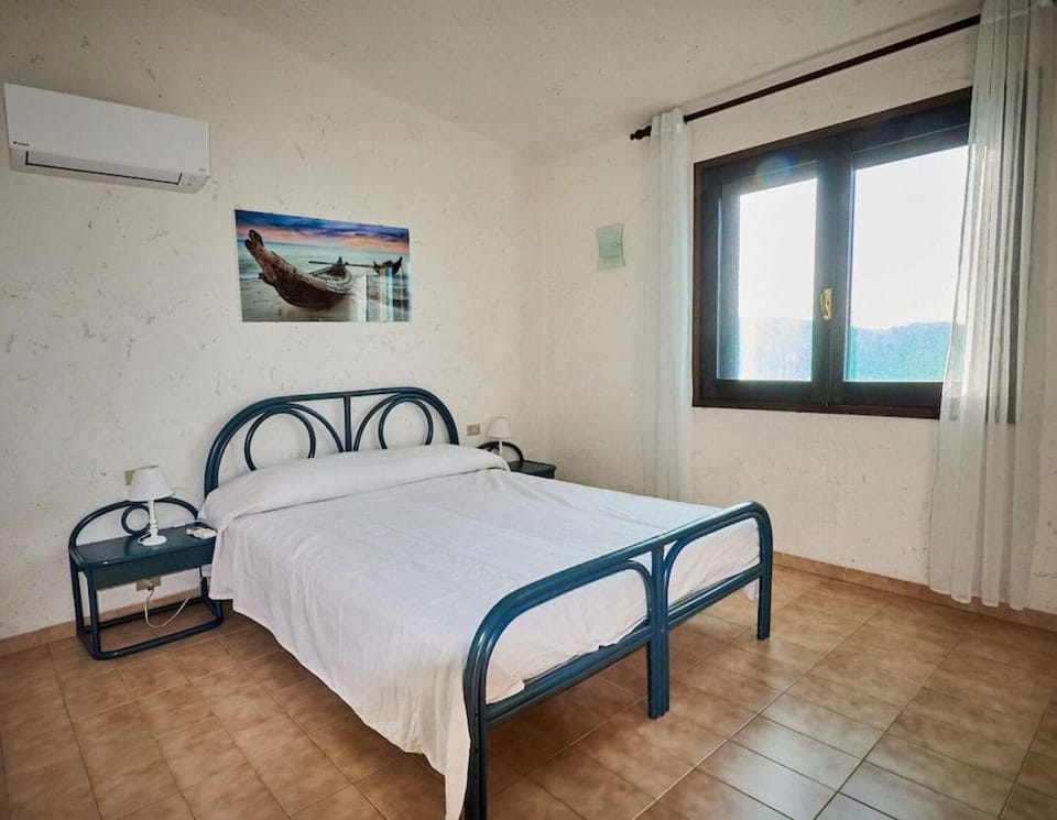 Bed, Photo of the whole room, Bedroom, air conditioner