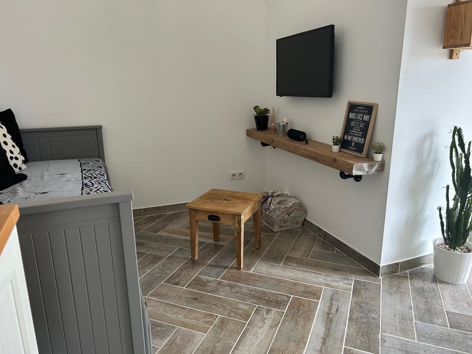 Charmant Studio dans villa - jardin privatif . Apartment in La Seyne-sur-Mer