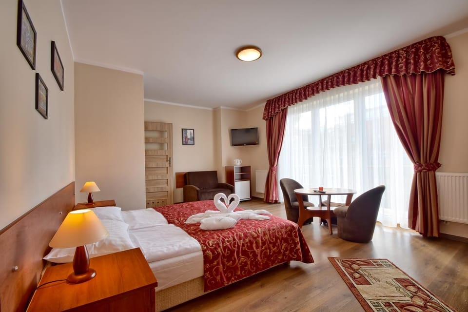 Bed, TV and multimedia, Photo of the whole room, Seating area, hair dresser