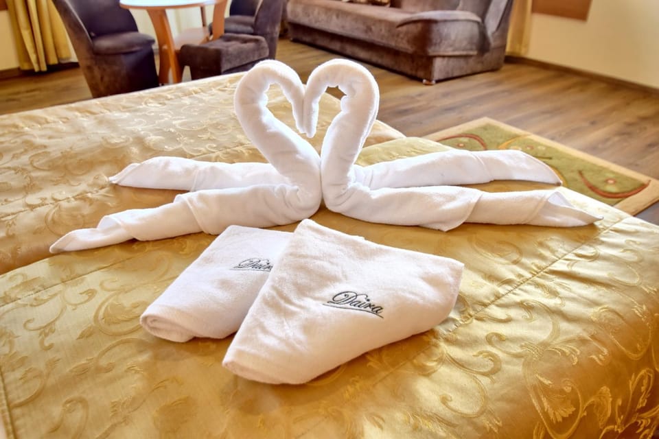 Bed, Photo of the whole room, towels