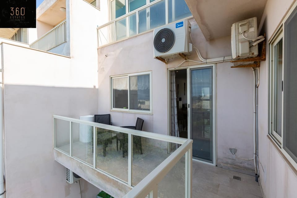Patio, Communal lounge/ TV room, Day, TV and multimedia, View (from property/room), Balcony/Terrace, Seating area, Dining area, Evening entertainment, fireplace, air conditioner