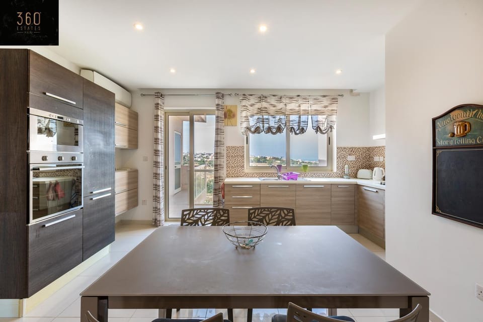 Kitchen or kitchenette, Dining area, dishwasher, minibar, pet friendly, stove
