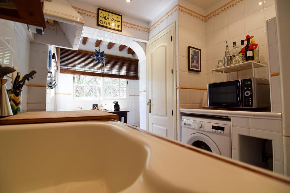 Kitchen or kitchenette, minibar, washing machine