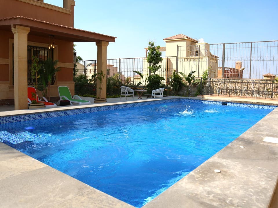Property building, Patio, Day, Pool view, Swimming pool, Open Air Bath, sunbed