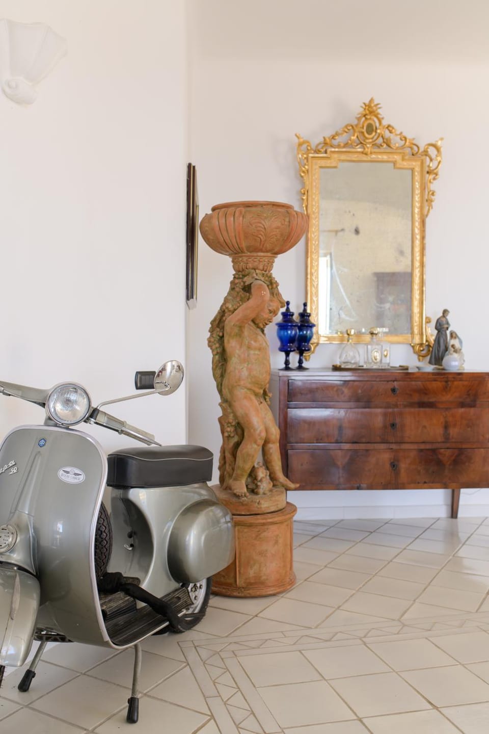 View (from property/room), Lounge or bar, Decorative detail