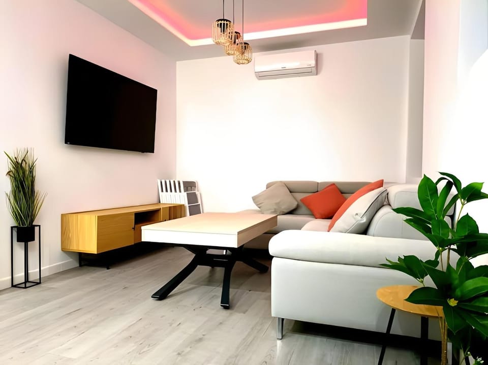 Communal lounge/ TV room, TV and multimedia, Living room, Seating area, Evening entertainment, air conditioner