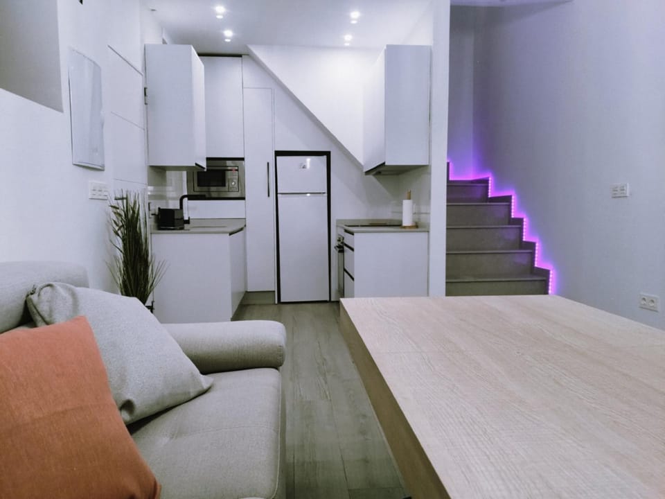 Kitchen or kitchenette, Living room, Seating area, Dining area, minibar, pet friendly, stove