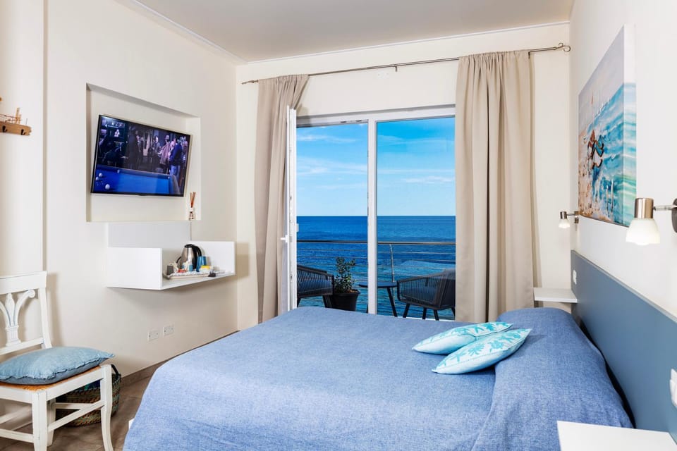Photo of the whole room, Sea view