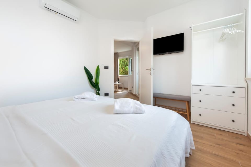 Bed, TV and multimedia, Bedroom, towels, air conditioner