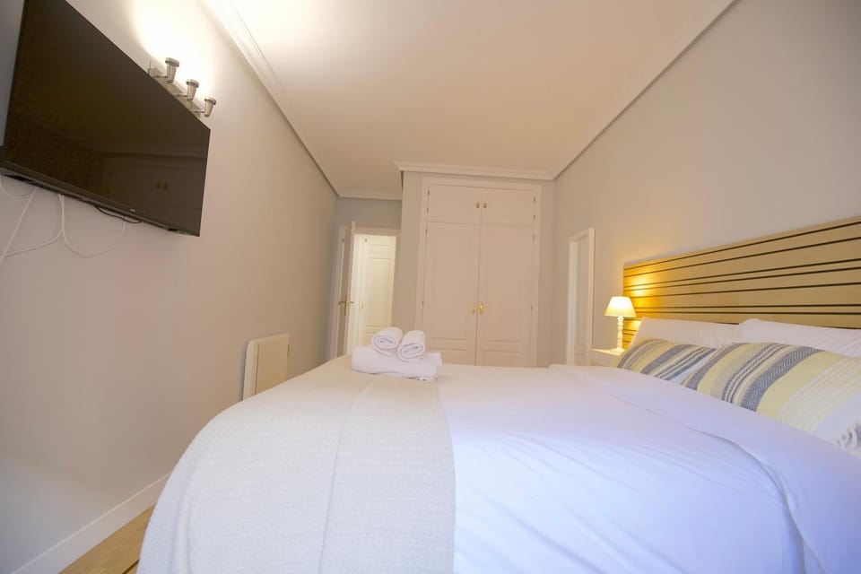 Bed, TV and multimedia, Bedroom, towels