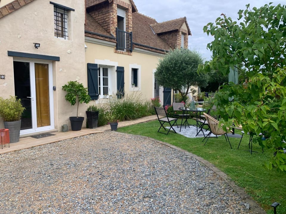 Chambre chaleureuse prox circuit Bed and Breakfast in Pays de la Loire