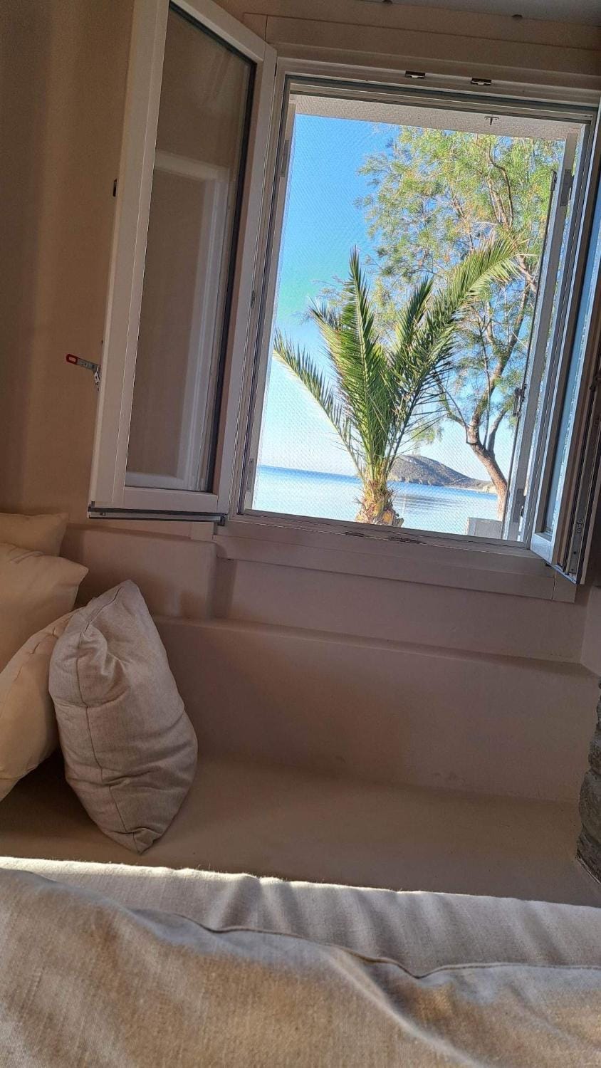 Sea Senses Andros - A Beachfront Retreat Apartment in Decentralized Administration of the Aegean