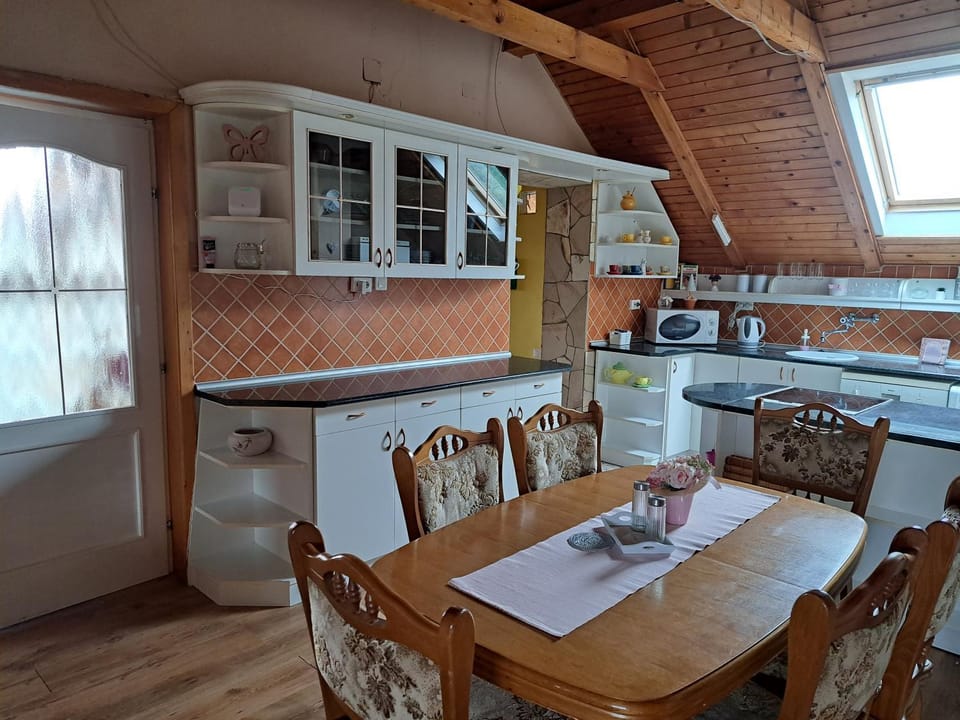 Kitchen or kitchenette, Dining area, minibar, pet friendly, stove