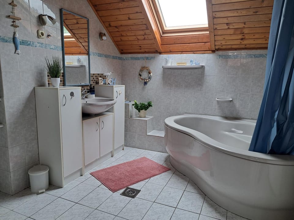 Bathroom, Bath, towels