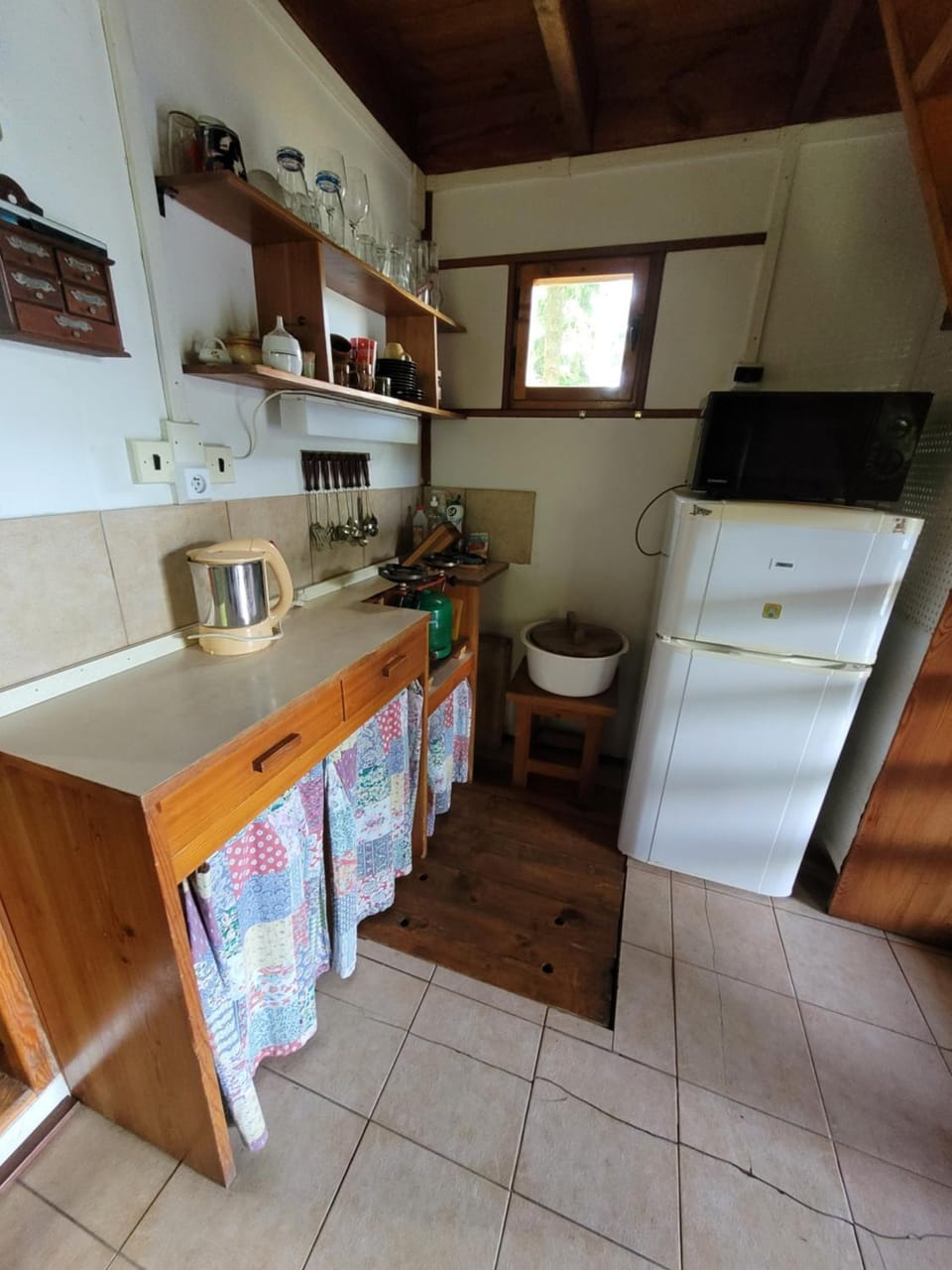 Coffee/tea facilities, Kitchen or kitchenette, minibar, stove