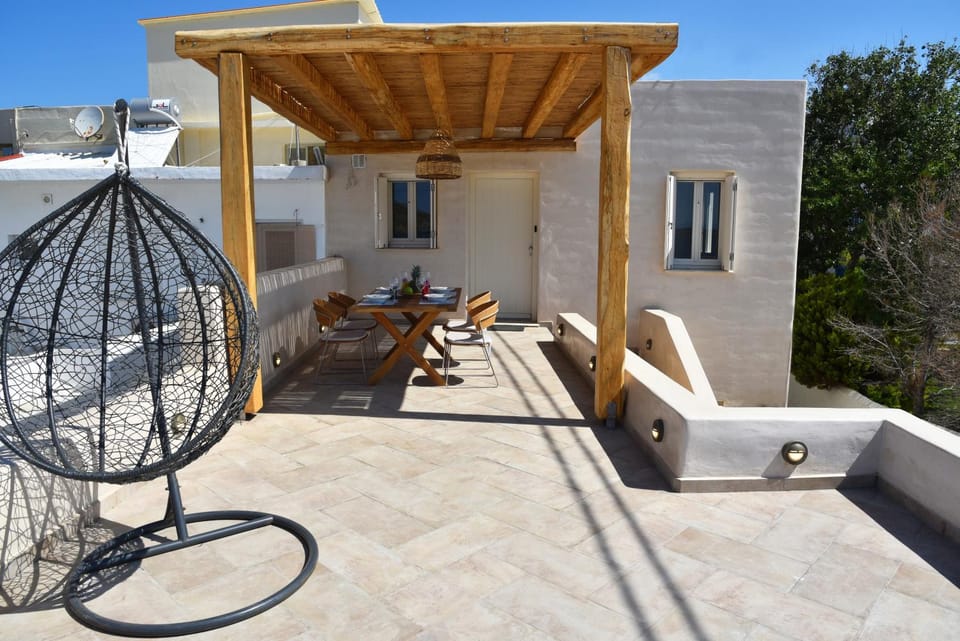 Property building, Balcony/Terrace, Balcony/Terrace, Seating area, Dining area, sunbed