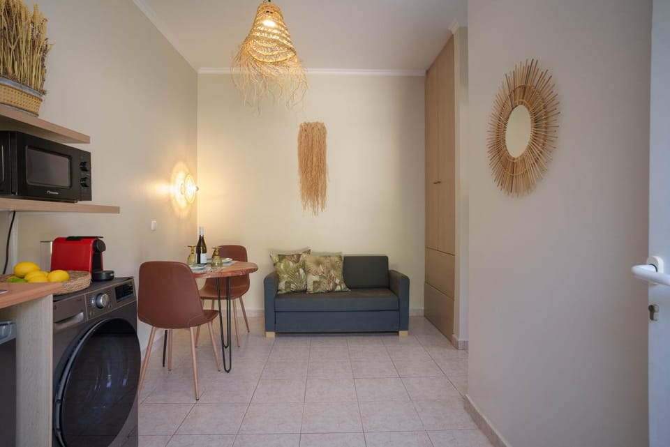 Seating area, Dining area, kitchen