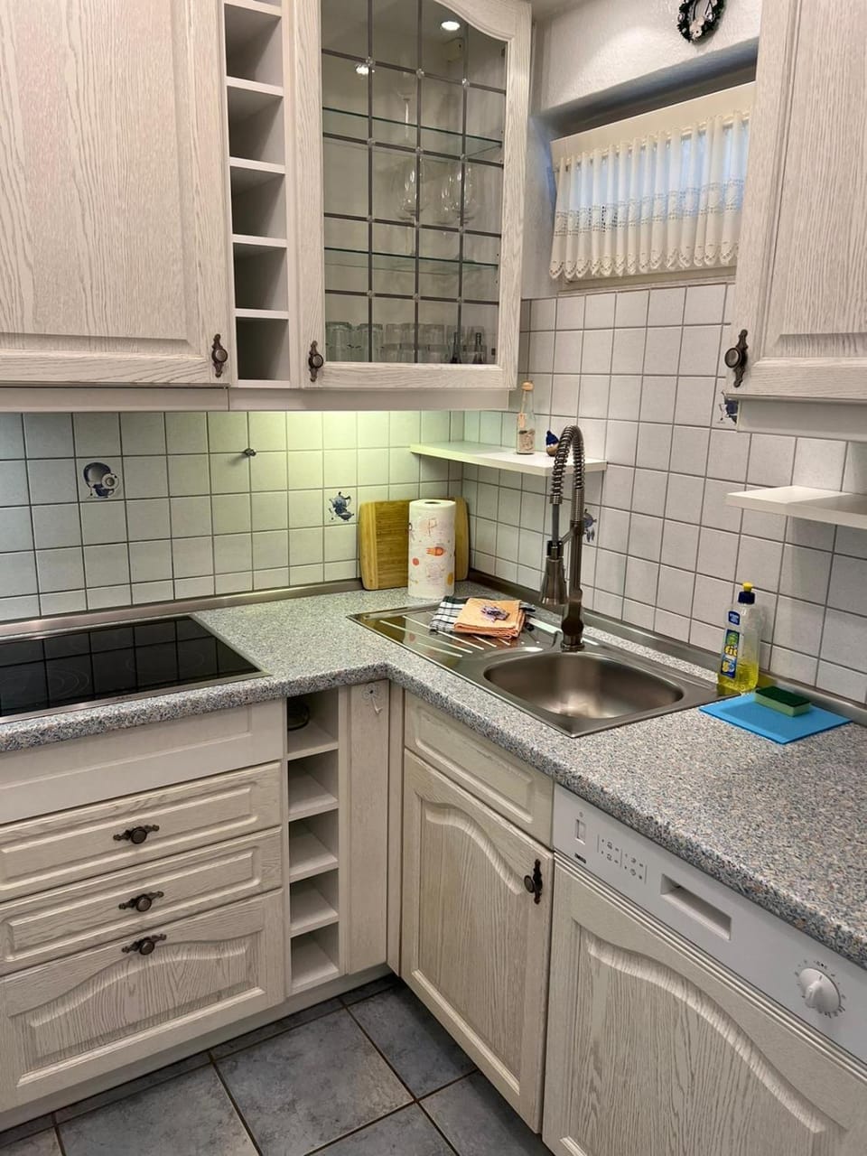 Kitchen or kitchenette, dishwasher, stove