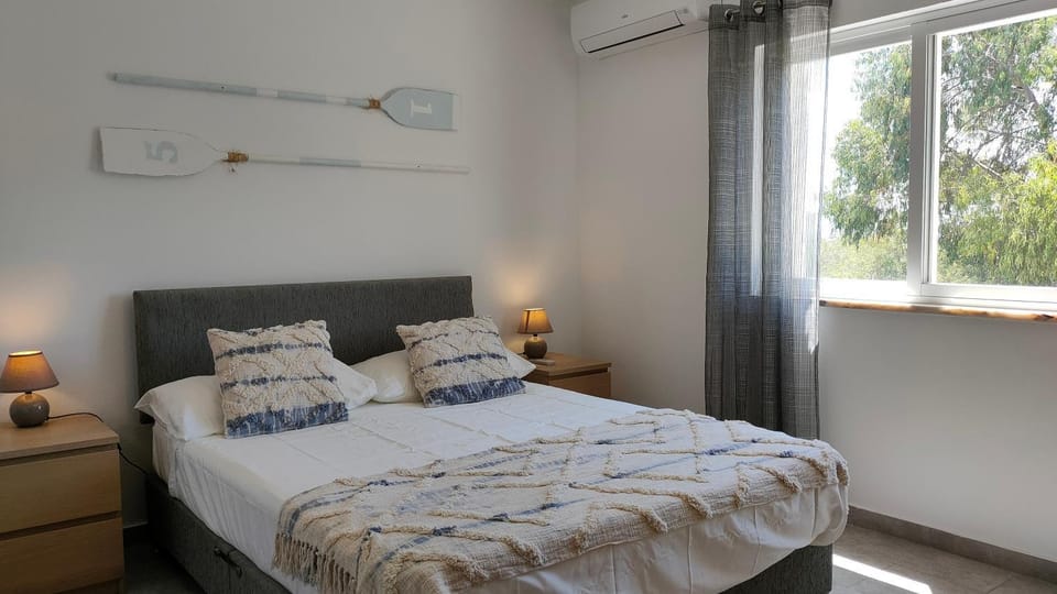Bed, Photo of the whole room, Bedroom, air conditioner