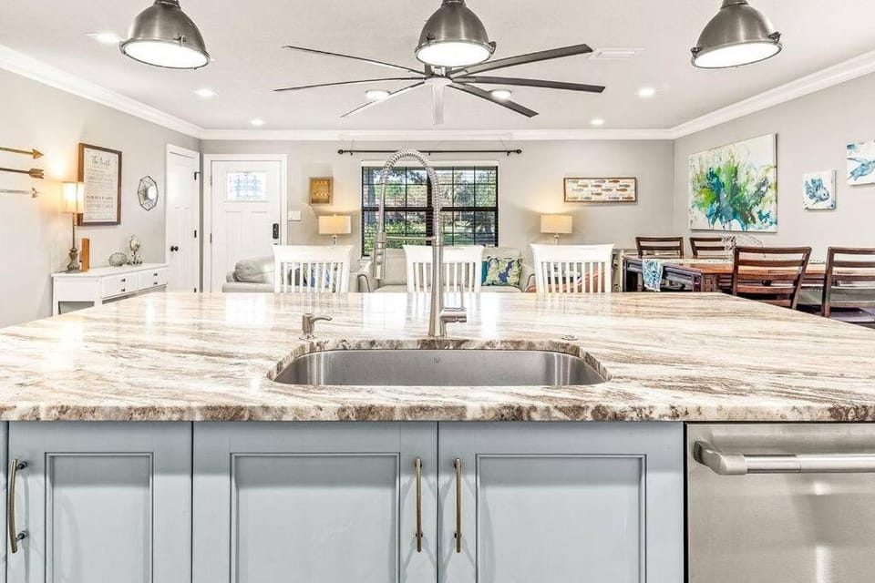 Kitchen or kitchenette, Dining area, fireplace