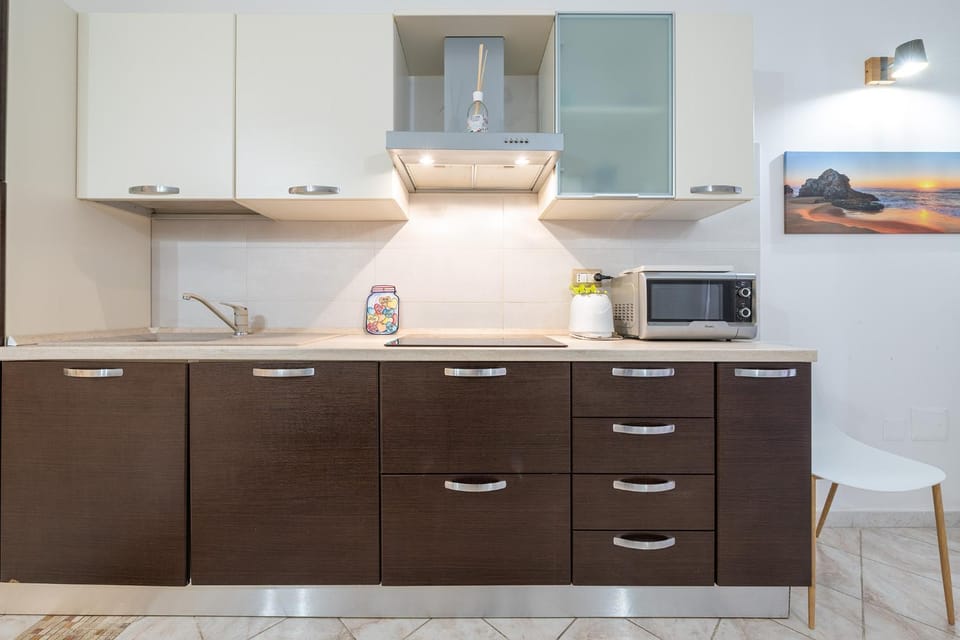 Coffee/tea facilities, Kitchen or kitchenette, oven, stove, toaster