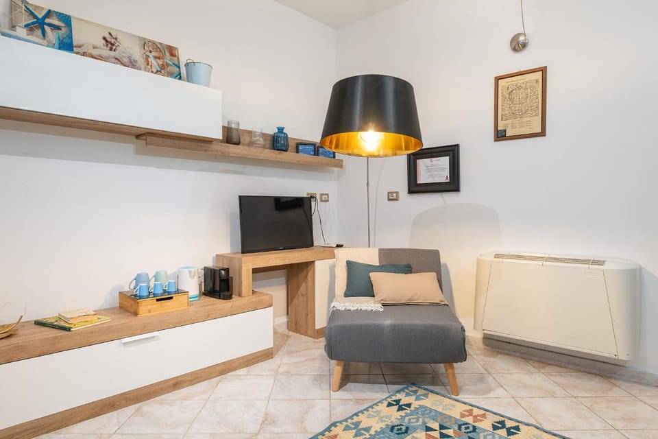 Communal lounge/ TV room, TV and multimedia, Living room, Evening entertainment, air conditioner