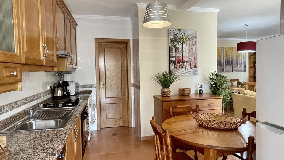Kitchen or kitchenette, minibar