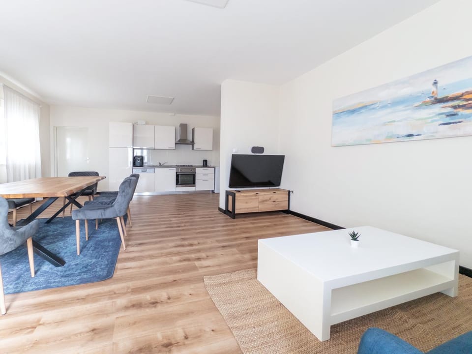 TV and multimedia, Kitchen or kitchenette, Living room, Seating area, Dining area