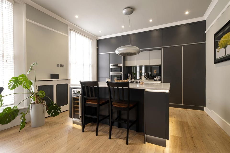 Stylish Central Apartment with Parking & Lift Apartment in Bury Saint Edmunds