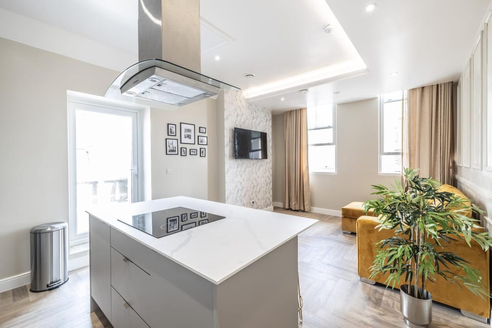 TV and multimedia, Kitchen or kitchenette, oven, stove